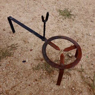 Trébede antiguo de hierro