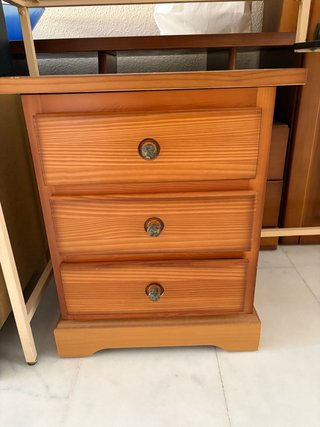 Mesita de noche de madera