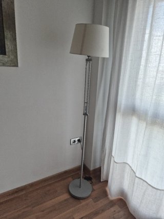 Lámpara de pie articulada