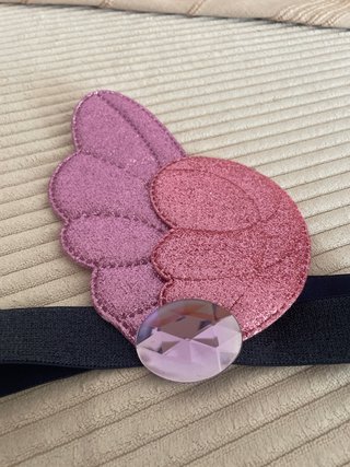 Diadema con plumas y Gema