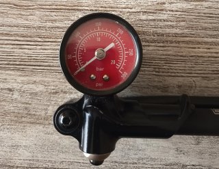 Bomba de aire con manómetro