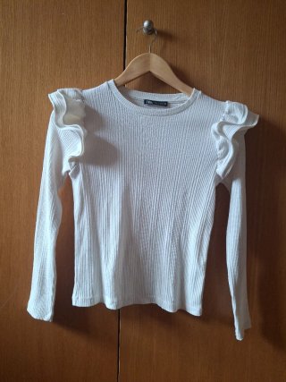 Camiseta Zara blanca con volantes