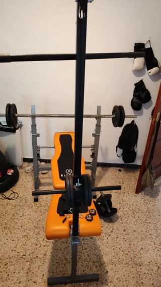 Banco de Gimnasio con Polea y barra