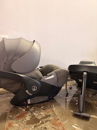 Silla de coche Cybex Cloud Q con base isofix.