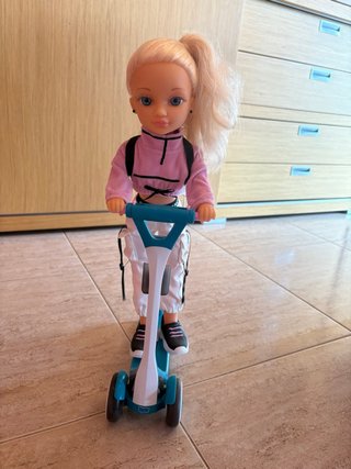 Muñeca Nancy con Patinete