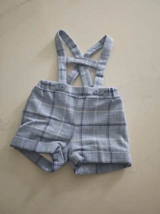 Pantalón corto de bebé con tirantes