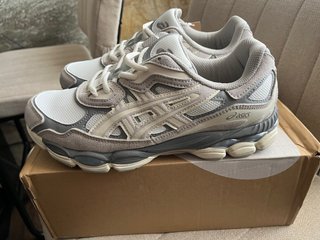 Zapatillas Asics Gris y Blanco