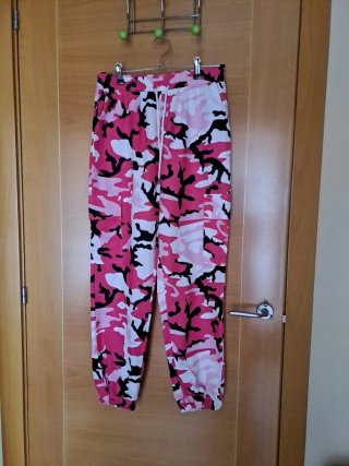 Pantalón con estampado camuflaje rosa