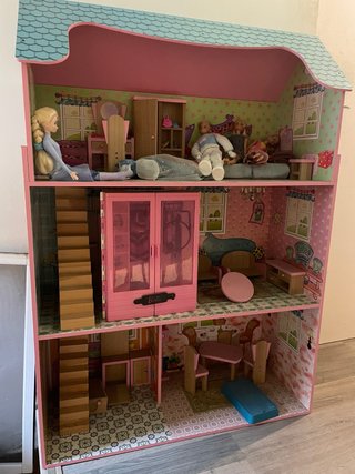 Casa de muñecas de madera con muebles