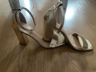 Sandalias de tacón doradas