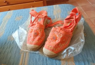 Zapatos de esparto naranjas con abalorios