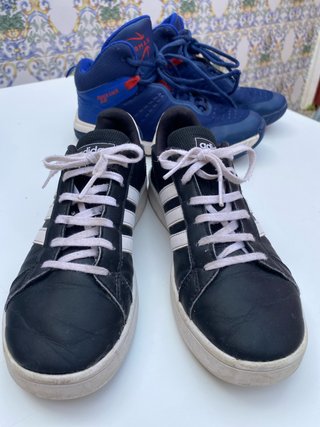 Zapatillas Adidas Negras y Blancas para niño/a