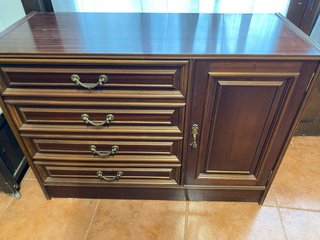 Cómoda de madera clásica