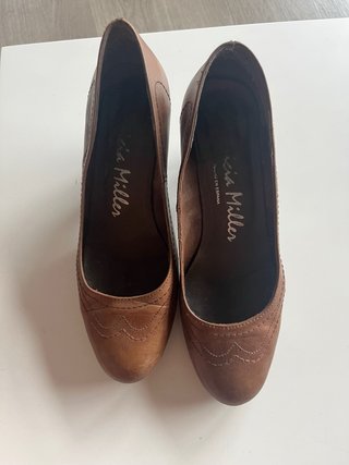 Zapatos de salón Lia Miller marrones talla 38