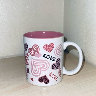 Taza de cerámica con corazones