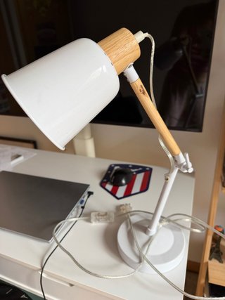 Flexo de escritorio blanco y madera
