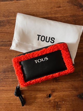 Cartera Tous negra con detalle naranja