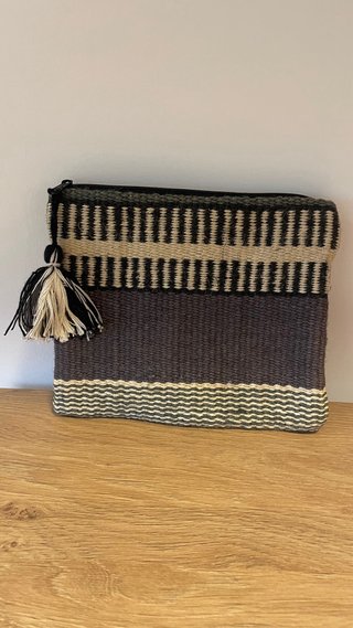Clutch Étnico Trenzado con Borla
