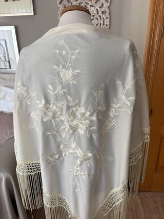 Mantoncillo Blanco Bordado