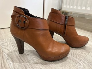 Botines de tacón marrones