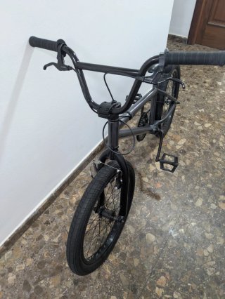Bicicleta BMX Negra y 4 PGES