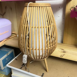 Lámpara de mesa de madera