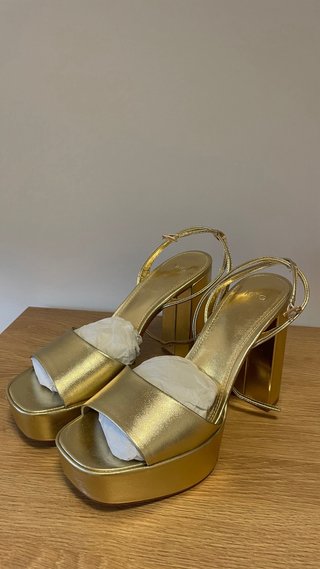 Sandalias Doradas Mango con Plataforma