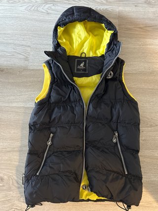 Chaleco con capucha Kangol negro y amarillo