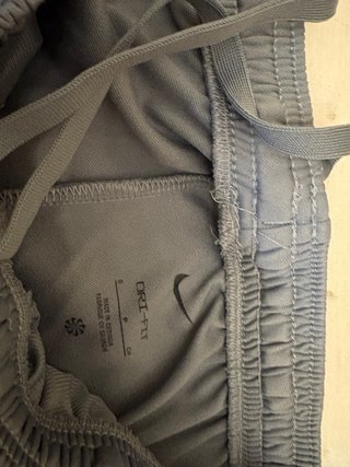 Pantalón corto deportivo Nike gris
