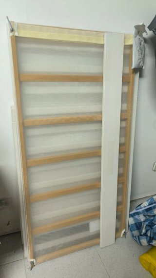 Cuna de madera y estructura blanca