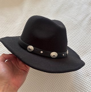 Sombrero Negro con Detalles Metálicos