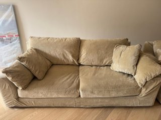 Sofá de tela beige