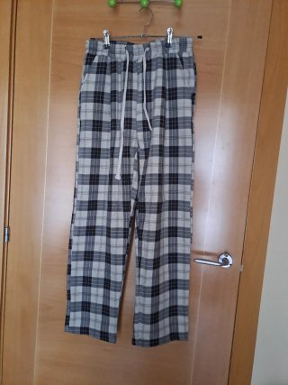 Pantalón de cuadros gris y negro