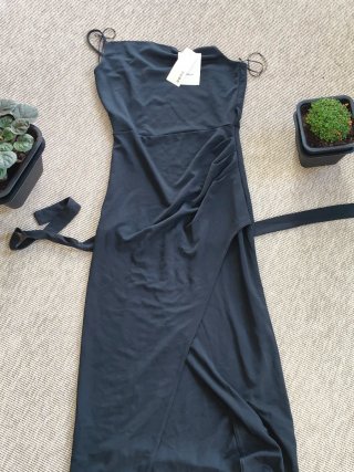 Vestido negro Inside con etiqueta