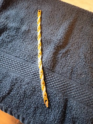 Pulsera de bisutería dorada. 20 cm de largo