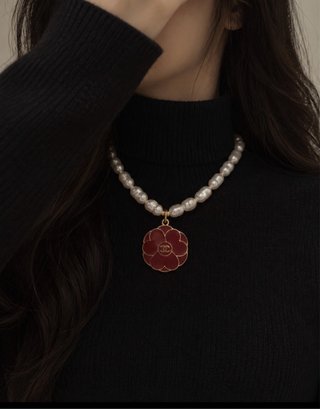 Collar de Perlas con Charm Camelia Chanel