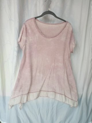 Camiseta con vuelo rosa
