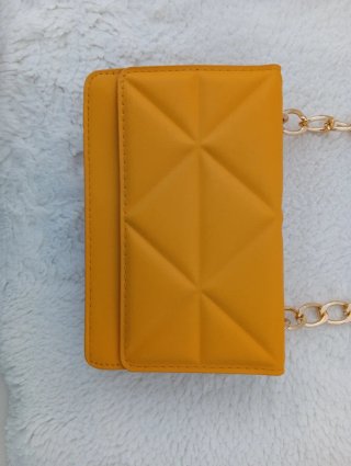 Bolso pequeño amarillo con cadena