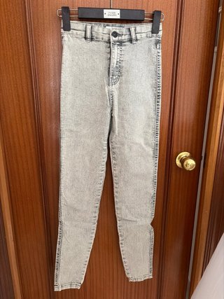 Pantalón vaquero gris