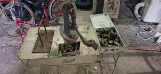 Máquina antigua para poner botones