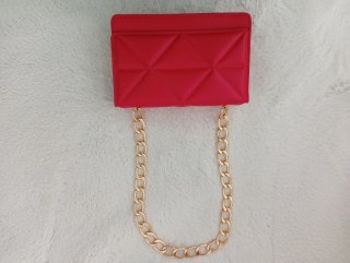 Bolso pequeño rojo con cadena dorada