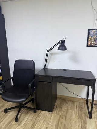 Escritorio con Silla y Lámpara Negro
