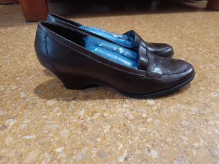 Mocasines con tacón marrón oscuro DE PIEL