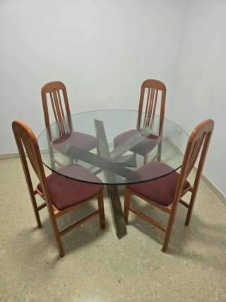 Due tavoli da pranzo, uno rotondo e l'altro quadrato
