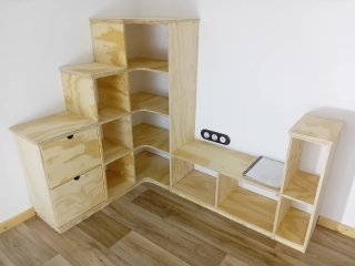 Estantería esquinera de madera