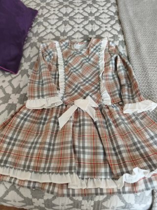 Vestido de cuadros con volantes