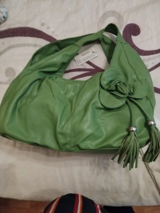 Bolso Verde con Detalle de Flor