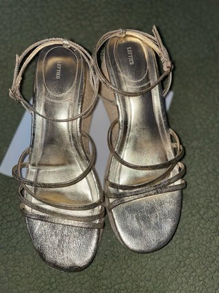 Sandalias de Plataforma Doradas Lefties