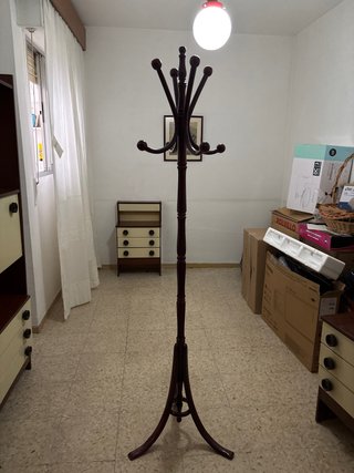 Perchero de Pie de Madera