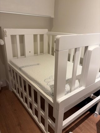Cuna pequeña blanca con colchón